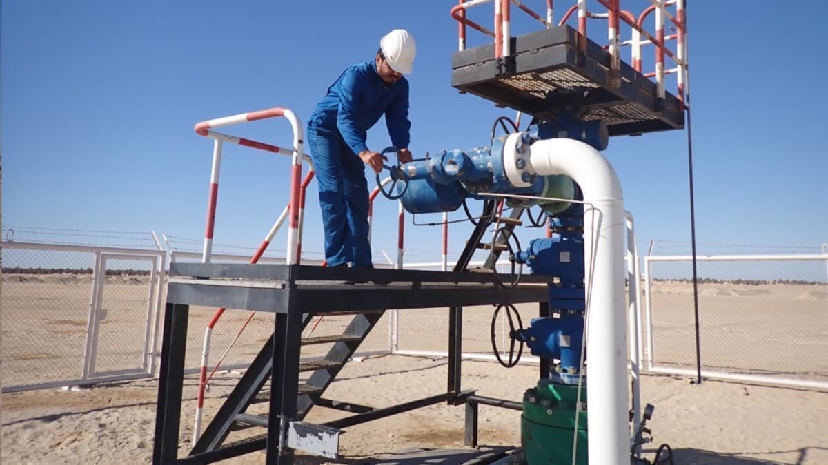 Libyan Oil Revenue Decline, Unrest Send Dinar Plunging